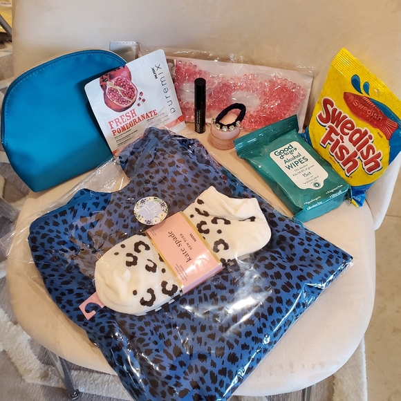 🎉HP🎉LOFT Medium Petite Sweater w/ Sparkly Metallic Silver Threading!💘💘💘 - Picture 16 of 16